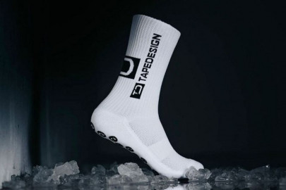 Le calze da calcio con grip del marchio Tape Design